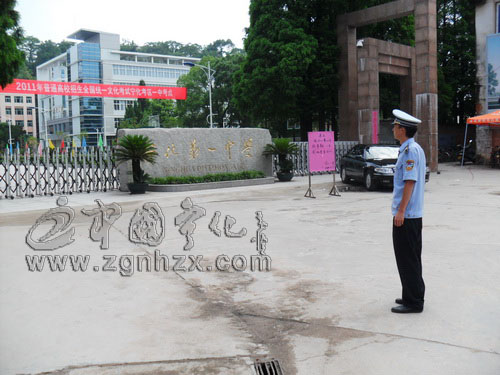 縣城建監察大隊為高考“站崗”