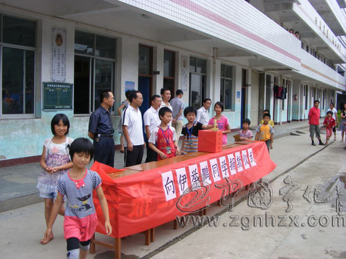 河龍中心校愛心捐款溫暖患病學子