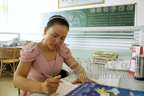 黨代表風(fēng)采②:徐玉蓮：蹲下身子看學(xué)生