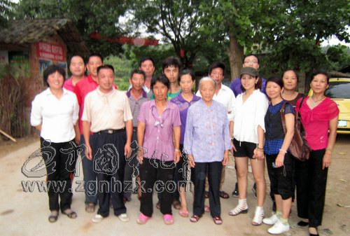 封萬(wàn)彬術(shù)后回家休養(yǎng) 紅十字會(huì)志愿者前往看望