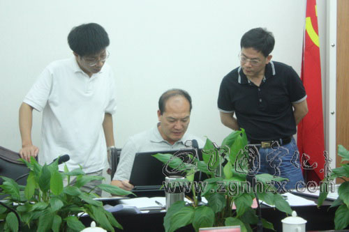 肖長根對項目組工作進行專題座談和調研