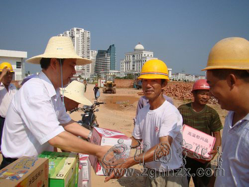 劉小彥慰問高溫下一線勞動者