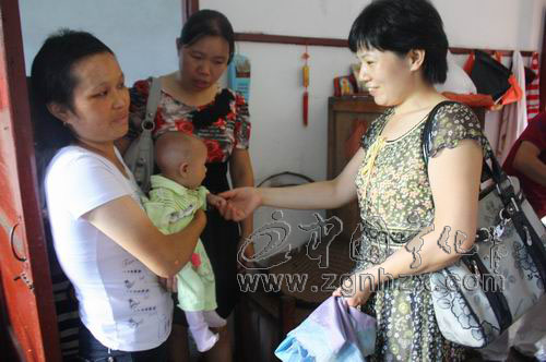 “母親健康快車”關(guān)愛河龍鄉(xiāng)孕產(chǎn)婦健康