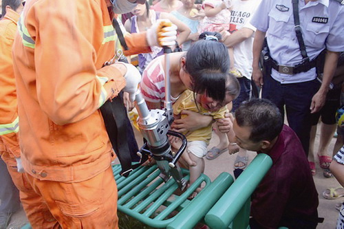 健身器材縫隙卡住幼童小腿 消防施救