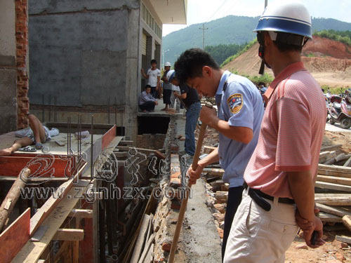 縣城建監察大隊拆除一處違法建筑