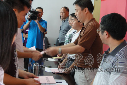 寧化“金秋助學”愛灑28名困難職工子女