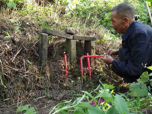 鳳凰山83歲老人中元節祭掃無名英烈墓