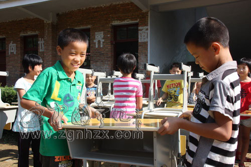 百套新課桌樂了畬村娃