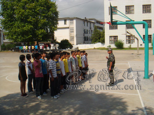 淮土中學百余九年級學生參加軍訓