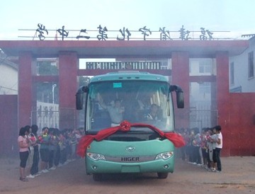 寧化二中校友為母校捐贈客車