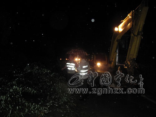 省道204線塌方堵車 公路人雨夜3小時搶通