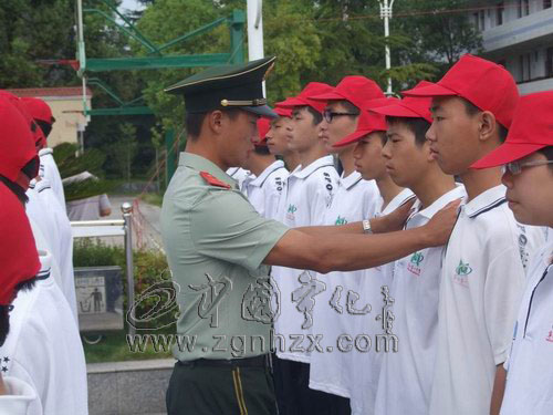 寧化一中高一新生體驗(yàn)軍訓(xùn)苦與樂(lè)