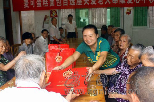 麥稞面包屋連續6年給老人送月餅
