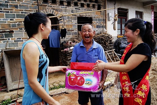 寧化在線網友中秋慰問城南鄉部分孤寡老人