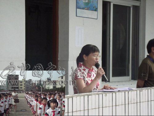 實小開展《小學生行為規范三字歌》宣傳活動