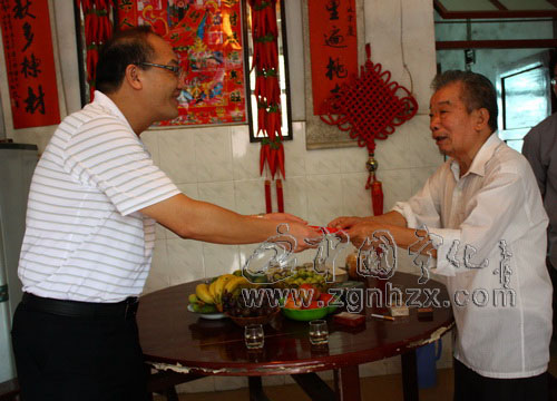 縣領導重陽節前慰問離退休干部高齡老人