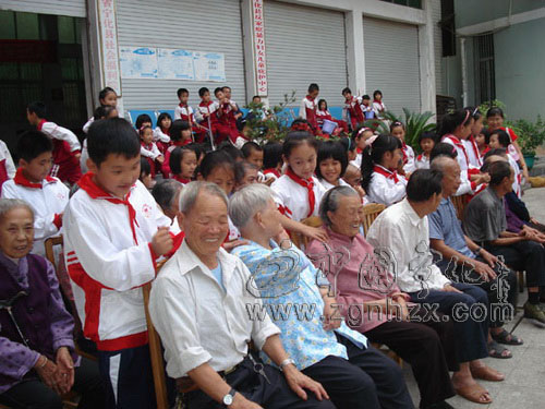 寧化鄉鎮學校廣泛開展重陽敬老活動