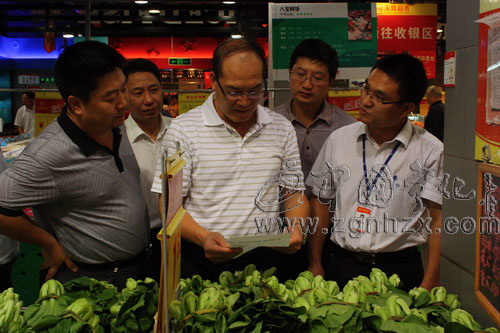縣委書記肖長根檢查國慶節市場