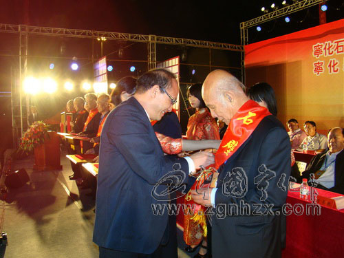 縣委書記肖長根為第五批“石壁功勛”頒獎