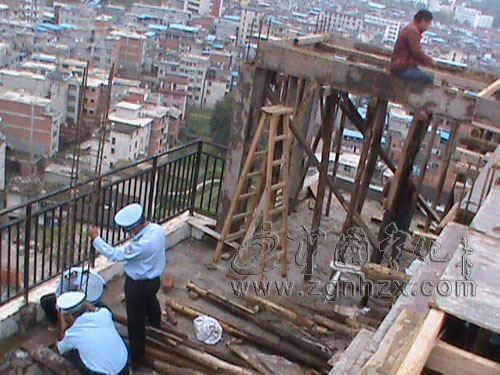 縣城監(jiān)大隊拆除中環(huán)世紀(jì)廣場頂層違法加層建筑