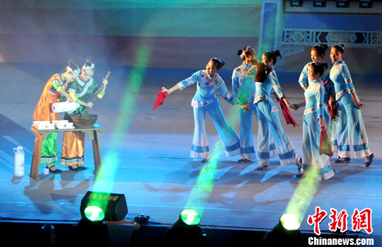 中新社：福建客家祖地上演特色“擂茶舞”