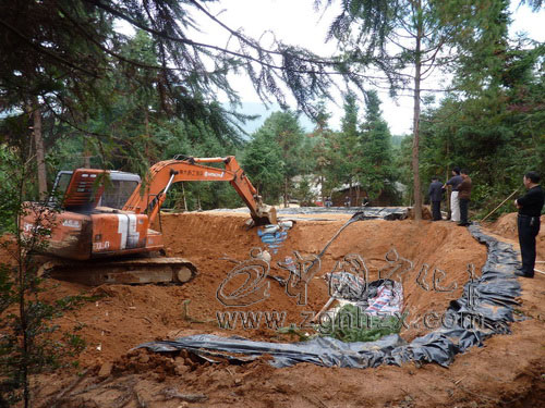 發現即摧毀 河龍鄉查處一處稀土盜采點