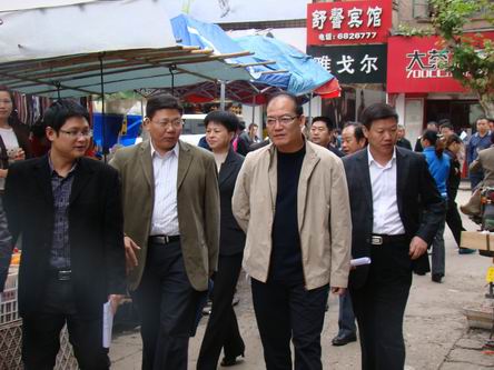 縣委書記肖長根到城區調研創衛工作