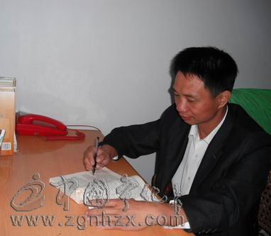 和女兒“賽跑”的拄杖自考人