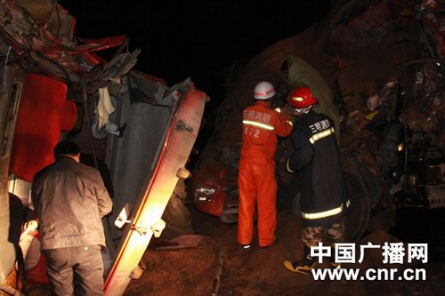 寧化三輛重卡相撞 消防半小時救出被困司機