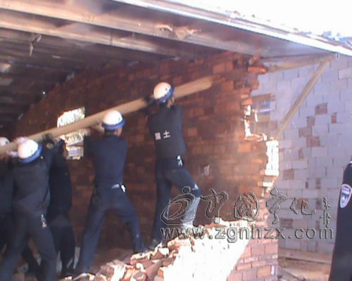 縣城管大隊聯合執法 再拆城郊2幢違法建筑