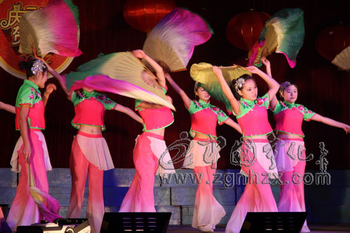 三明工貿學校：師生同歌舞 歡樂慶元旦