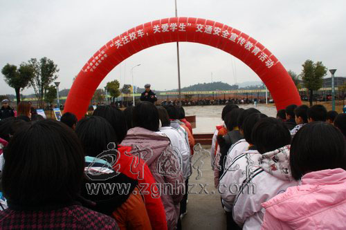 “關(guān)注校車、關(guān)愛學(xué)生”交通安全宣傳進城東中學(xué)