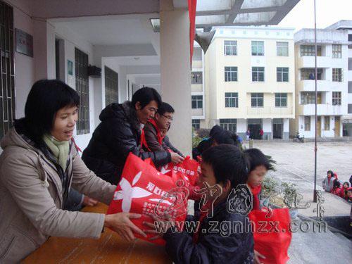 寧化：留守兒童喜領(lǐng)127個“愛心紅書袋”