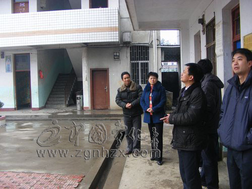 林翠玲到河龍中心學(xué)校檢查防寒保暖工作