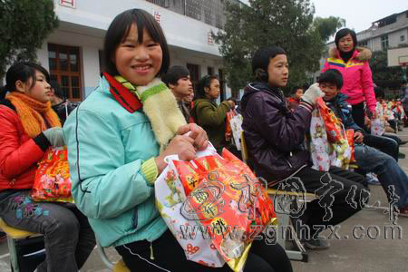 福州愛心人士給寧化特校學生送年貨
