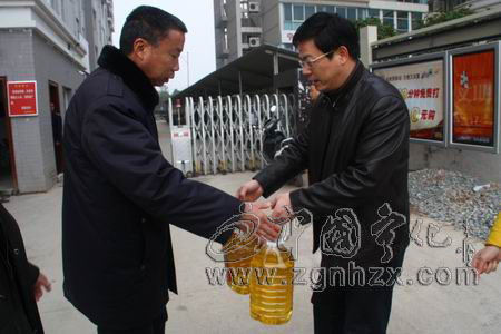 鄭曉星慰問道德模范及身邊好人代表