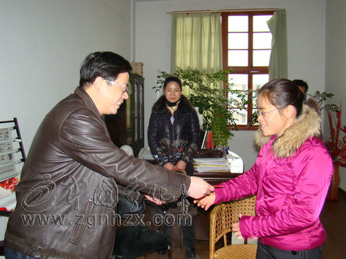 縣領導走訪慰問困難教師和困難農民工