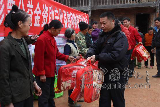 縣紅十字會愛心年貨溫暖困難群眾