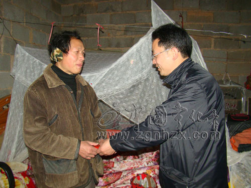 寧化城郊鄉節前慰問30計生困難戶