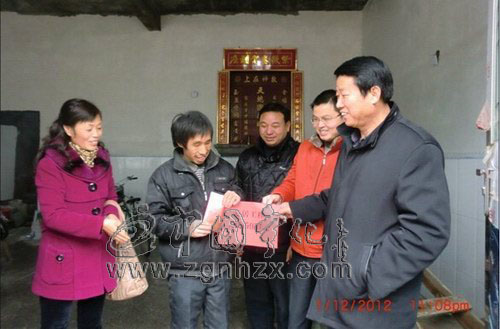 寧化計生協(xié)會節(jié)前開展慰問活動