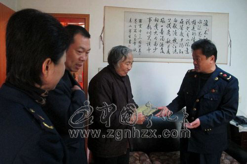 縣工商局慰問離退休干部家屬和病困戶