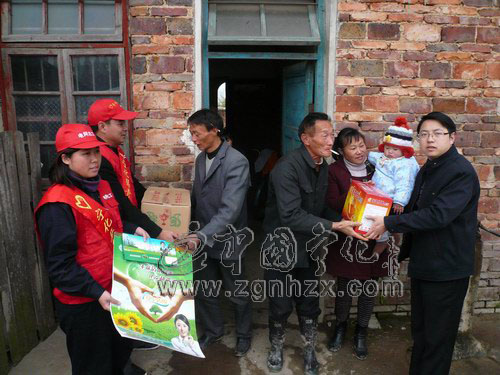 寧化供電公司青年志愿者給困難群眾送溫暖