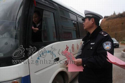 寧化交警積極應對節后返程客流高峰