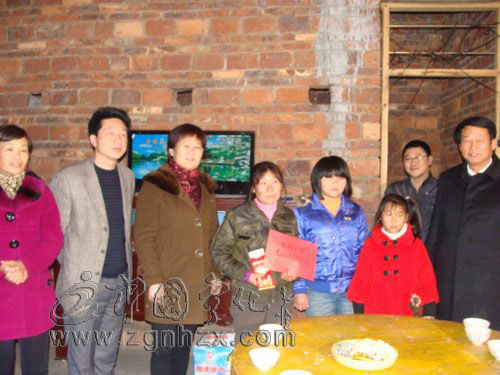 寧化曹坊：計生困難戶喜領(lǐng)安居工程款