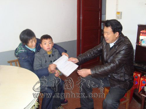 石壁鎮對育齡群眾送證上門