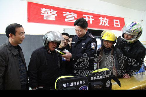 寧化市民進警營看演示