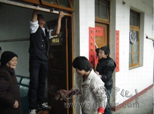 水茜中學志愿者敬老院里獻愛心