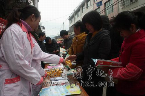 城南鄉(xiāng)計(jì)生知識(shí)“大餐”進(jìn)廟會(huì)