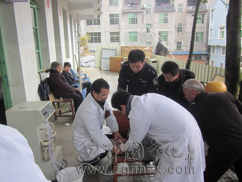 警車開道救老農