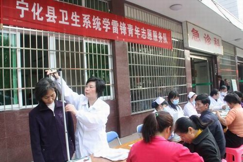 寧化：青年志愿者開展義診活動